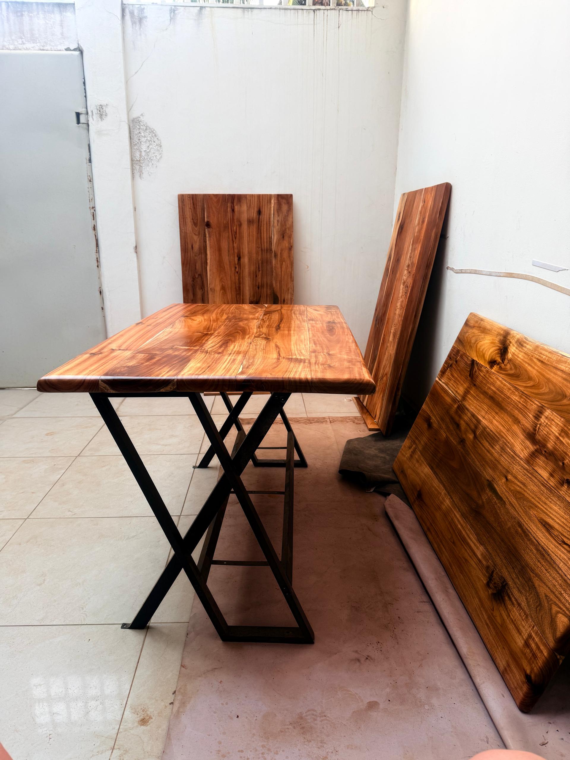 Table salon rotin